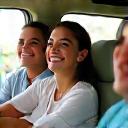 Foto de la Familia Ramirez en su coche, sonriendo y lista para un viaje.