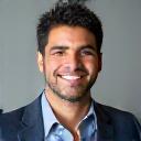 Retrato de Carlos Gutierrez, un profesional sonriente.
